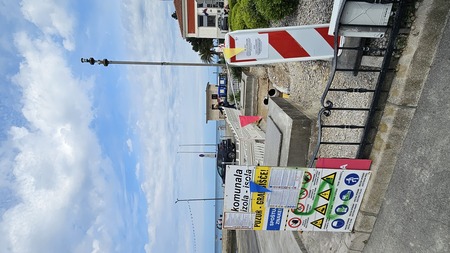 Rezervoarja sta lučaj stran od bencinskega servisa.